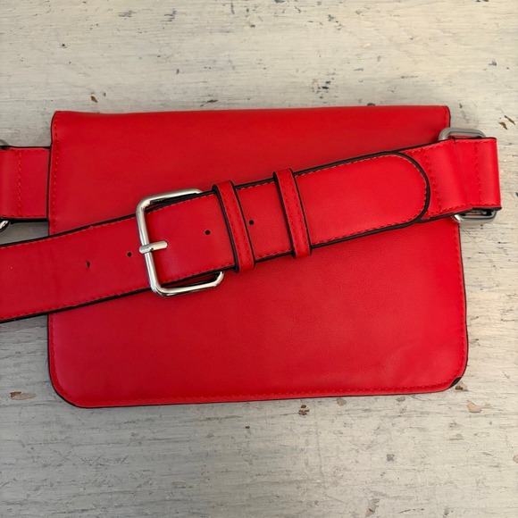 Forever 21 Red Faux Leather Waist Bag Fanny Pack Purse Good Condition - Picture 5 of 7
